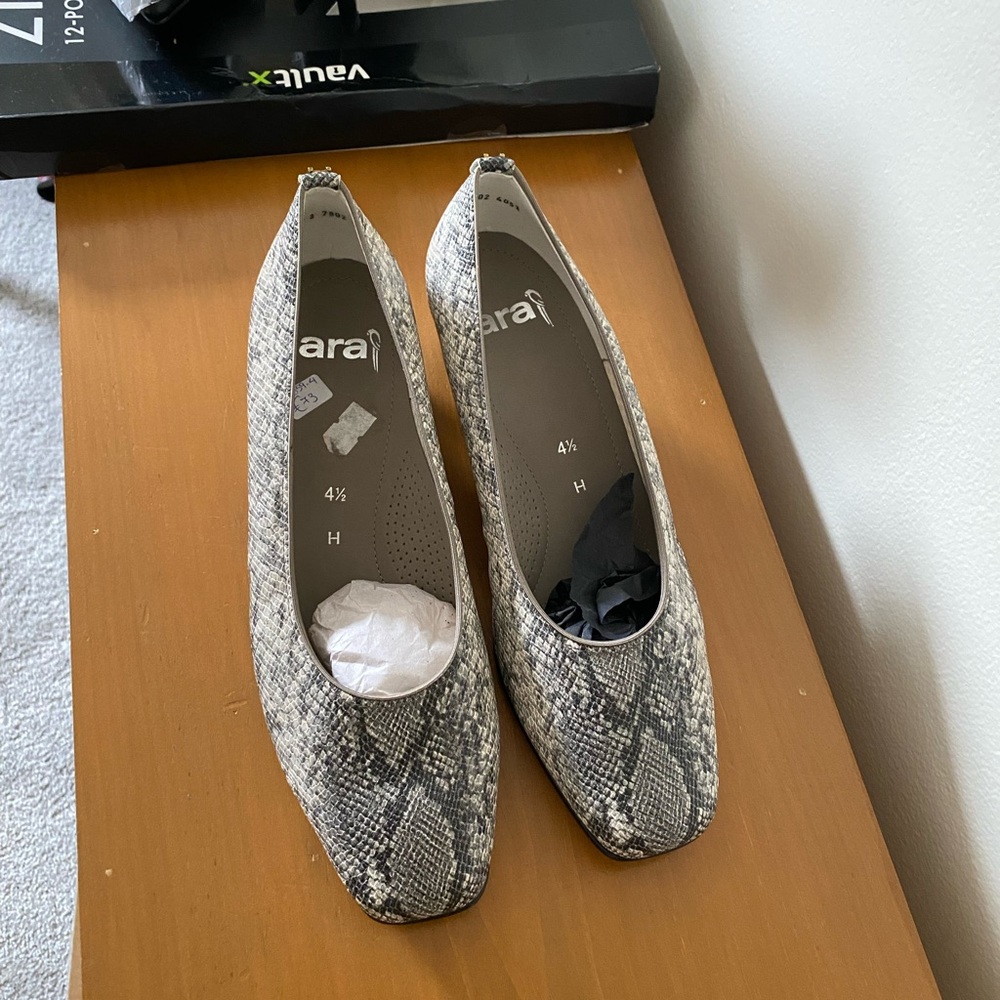 Ara Women's Snakeskin Print Flats
